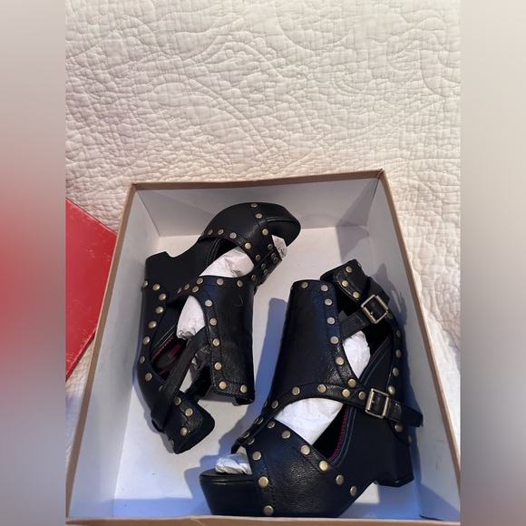 548 Cutout Leather Wedge Leather Shoes with Gold Studs PL-Lucky Size 37 1/2, 7.5 - Picture 12 of 17